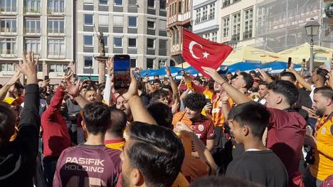 Vor dem Champions-League-Spiel von Eintracht Frankfurt gegen Galatasaray Istanbul sorgen die Fans des türkischen Rekordmeisters für gute Stimmung in der Frankfurter Innenstadt.