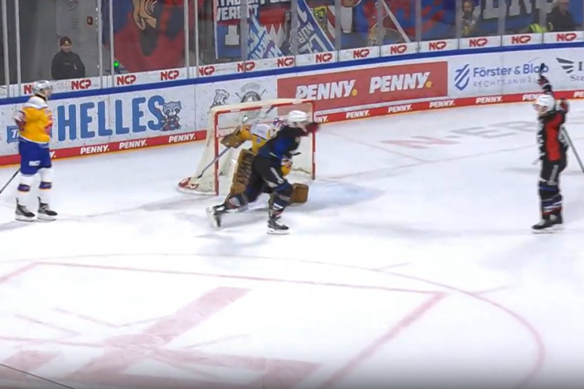 Die Adler Mannheim gewinnen ein packendes Spiel: Retro-Trikots und eine Schiedsrichter-Entscheidung heizen in Nürnberg ordentlich ein.