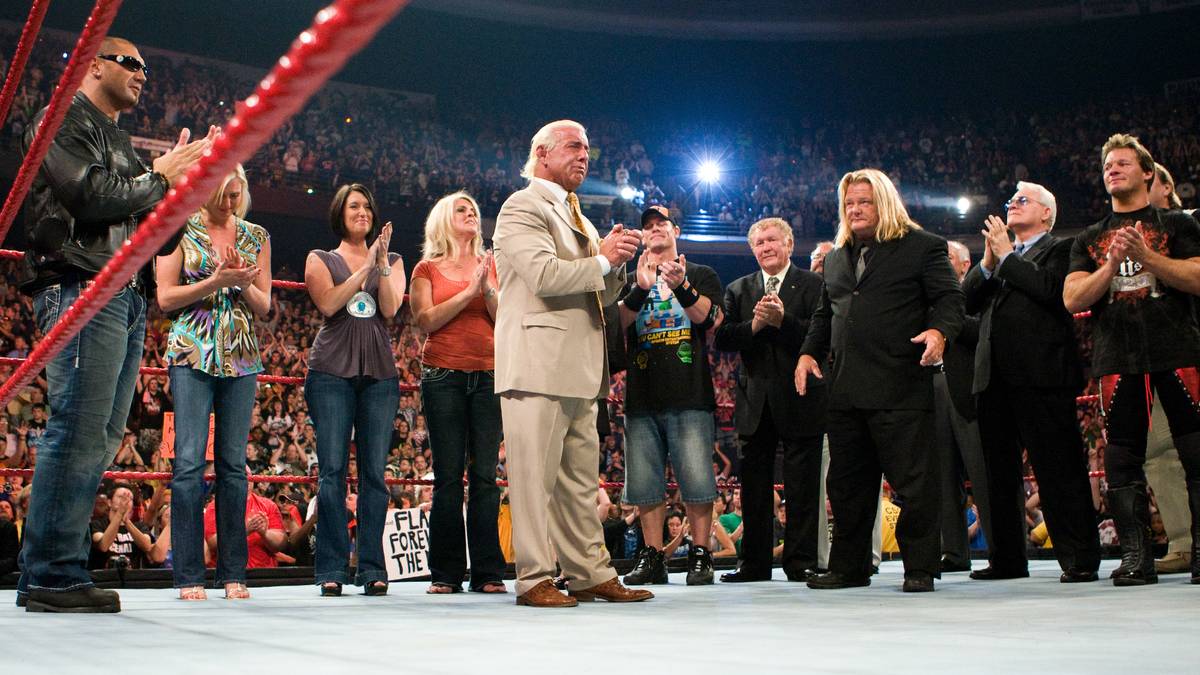 31. MÄRZ 2008 - Abschied für die vielleicht größte aller Legenden: Der "Nature Boy" Ric Flair beendet nach einem letzten WrestleMania-Match gegen Shawn Michaels seine WWE-Karriere und wird von Weggefährten früherer und aktueller Tage gefeiert