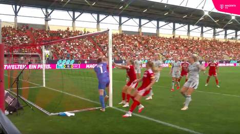 Die Bayern-Frauen haben zum dritten Mal in Folge den Supercup gewonnen. Der amtierende Meister und Pokalsieger verwies den Vize der Vorsaison aus Wolfsburg mit 3:0 in die Schranken - profitierte dabei aber auch von einem dicken Patzer von VfL-Schlussfrau Johannes.