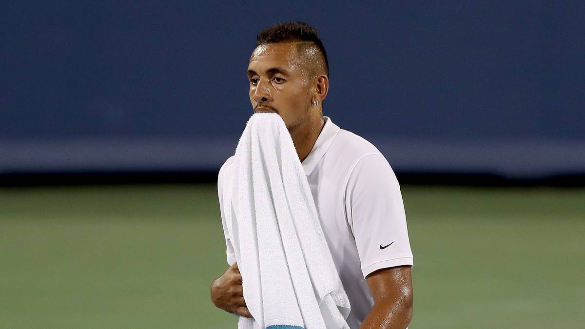 Auch gegen den Schiedsrichter teilte er aus. "Du bist ein verdammter Angeber", tobte er Richtung Murphy und spuckte vor dessen Stuhl auf den Boden. Kyrgios verlor das Match und verweigerte dem Schiedsrichter den Handschlag. Die ATP reagierte mit der rekordverdächtigen Strafe von 113.000 US-Dollar