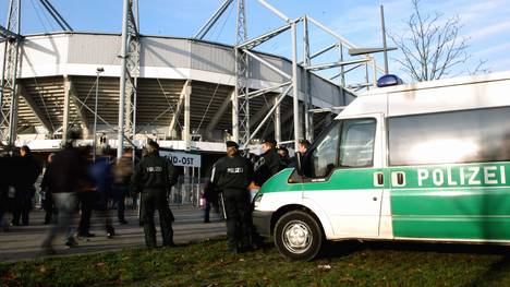 Die Polizei bewacht das Stadion in Mönchengladbach