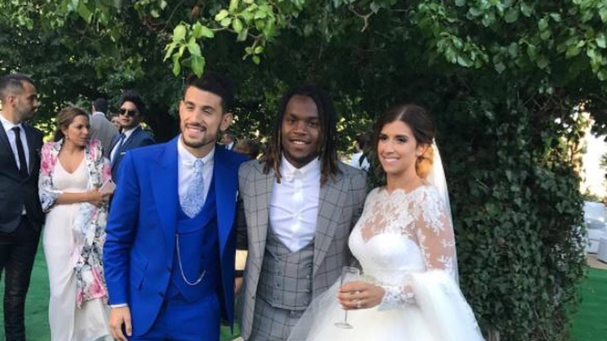 Bayerns Mittelfeld-Star Renato Sanches (M.) unterbricht seinen Strandurlaub, um einer Hochzeit von Freunden beizuwohnen