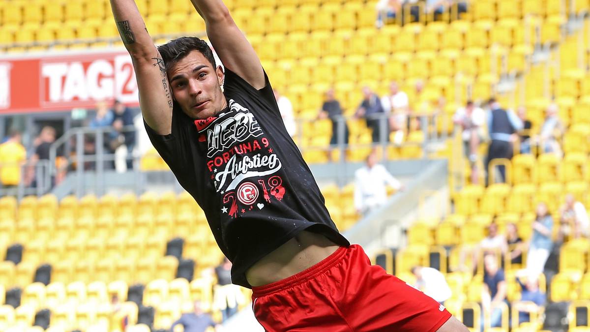 ... und  Kaan Ayhan machen vor lauter Freude Luftsprünge