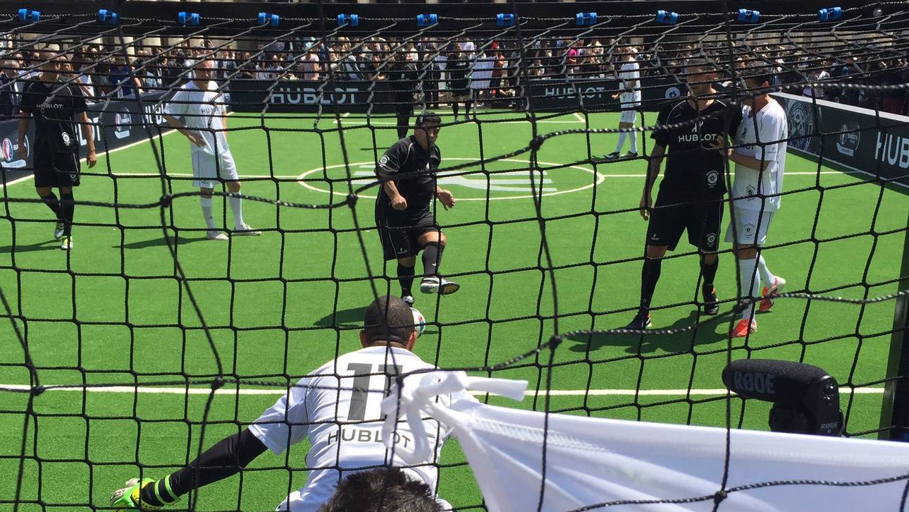 Maradona netzt im Duell mit Pele