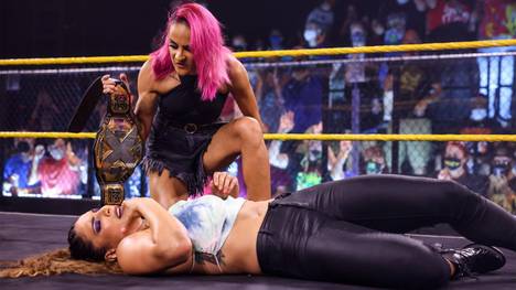 WWE-NXT Star Dakota Kai posiert mit dem Titel ihrer ehemaligen Freundin Raquel Gonzalez