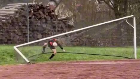 In der Kreisliga B3 Ruhr/Ahr fällt ein Tor - im wahrsten Sinne des Wortes. Das Spiel erinnert an den Torfall von Madrid 1998 - und muss gar abgebrochen werden. 