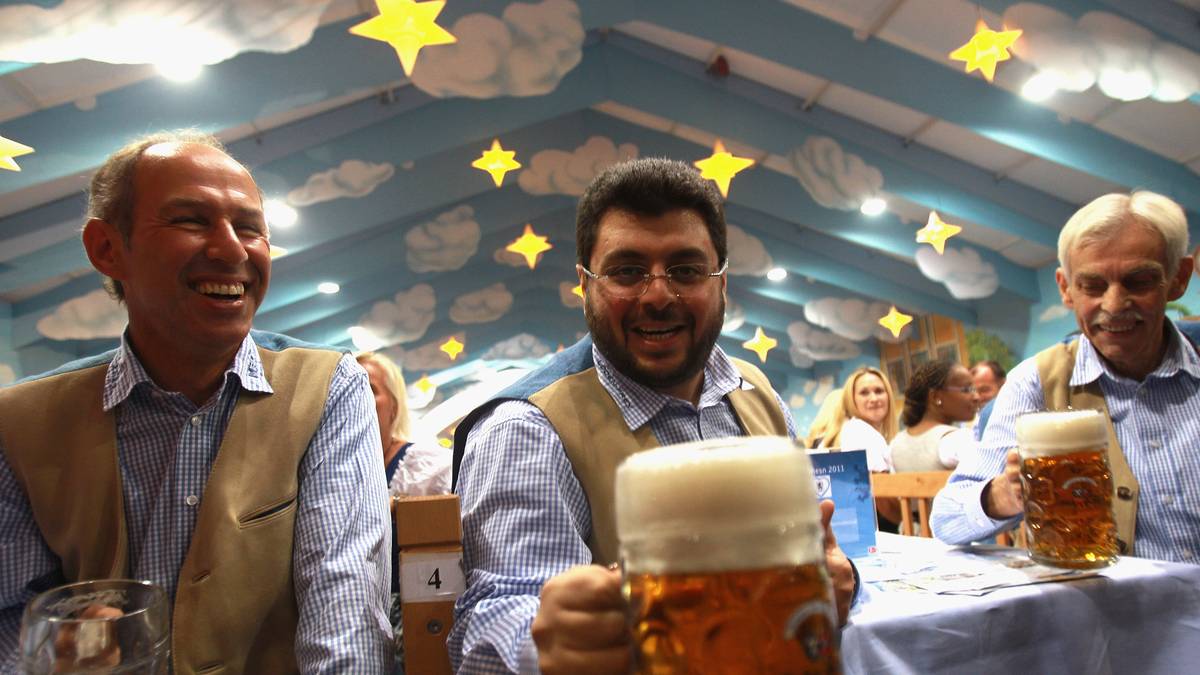 Zu Beginn der folgenden Spielzeit wird ein alter Bekannter zurückgeholt: Reiner Maurer (l.) kann seine Fähigkeiten an der Seitenlinie erneut unter Beweis stellen. In der zweiten Amtsperiode von Maurer beginnt in München eine neue Zeitrechnung. Der Verein steht kurz vor der Insolvenz. Hasan Ismaik (M.), Geschäftsmann und Multimillionär, rettet die Löwen und bewahrt sie damit vor dem totalen Absturz