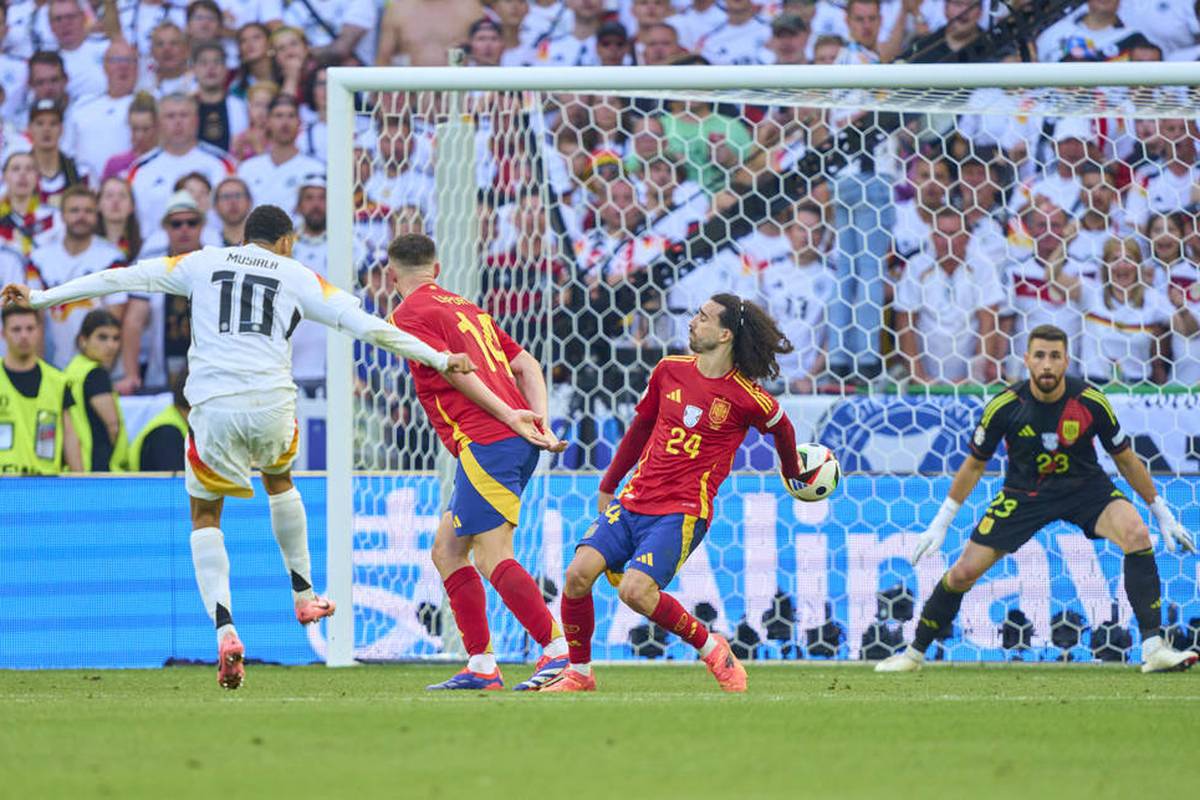 Spanien verzückt während der EM mit tollen Fußball. Am Ende stürmt man bis zum Titelgewinn und sogt im Spiel gegen Deutschland für große Aufregung. Eine Aktion, die die DFB-Fans so schnell nicht vergessen werden.