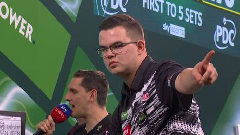 Gian van Veen checkt gegen Luke Humphries das höchste Finish das es gibt. Bei dieser WM ist es mittlerweile der 13. Big Fish, der gecheckt wurde.