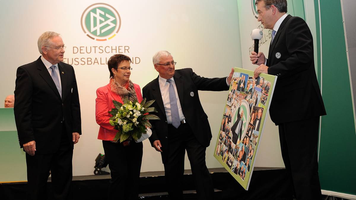 Machtwechsel beim DFB: Ab März 2012 führt Niersbach als elfter Präsident der Verbandsgeschichte den DFB. Auf einem Außerordentlichen Bundestag löst er den amtsmüden Theo Zwanziger ab