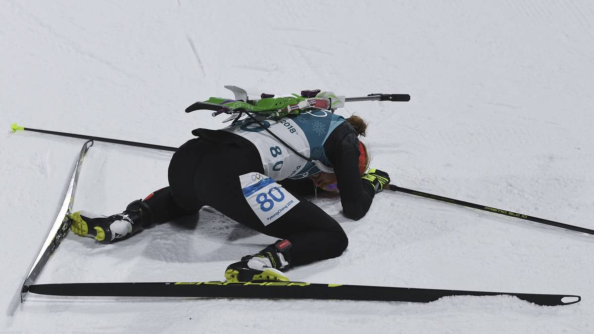 Geschafft, aber erfolgreich: Laura Dahlmeier sinkt nach dem Zieleinlauf im Einzel über 15 km zu Boden