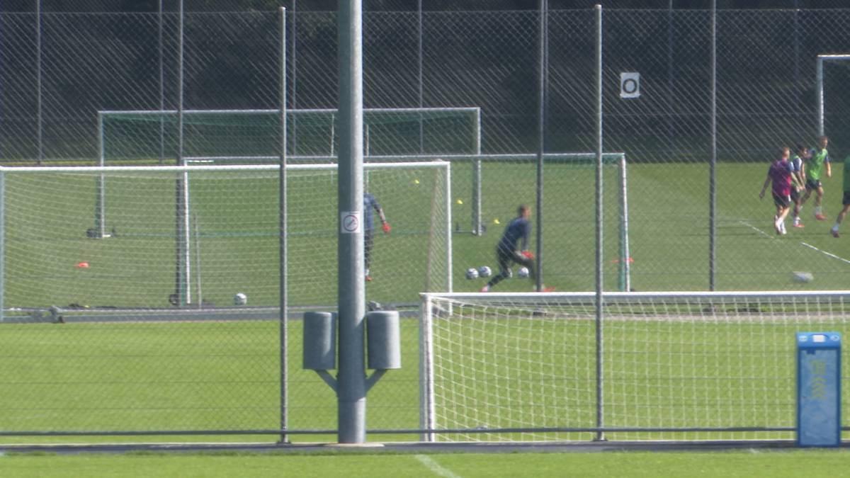 Manuel Neuer steht wieder auf dem Platz und trainiert wieder mit. Doch Robin Gosens muss leider nach seiner Verletzung im Spiel gegen Lichtenstein das Team-Quartier verlassen für weiter Untersuchungen.