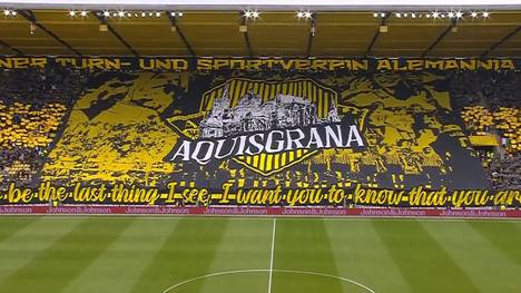 Vor dem Traditionsduell zwischen Alemannia Aachen und dem TSV 1860 München präsentieren die Fans eine große Choreo auf der Gegengerade.