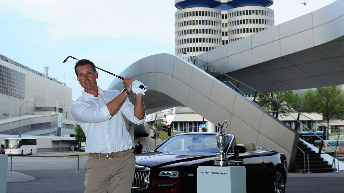 Neben Garcia schlägt auch Henrik Stenson vor der BMW-Welt ab. Als dritter Athlet nimmt Martin Kaymer den Schläger in die Hand und versuchte Bälle auf ein höher gelegenes Plateau zu schlagen