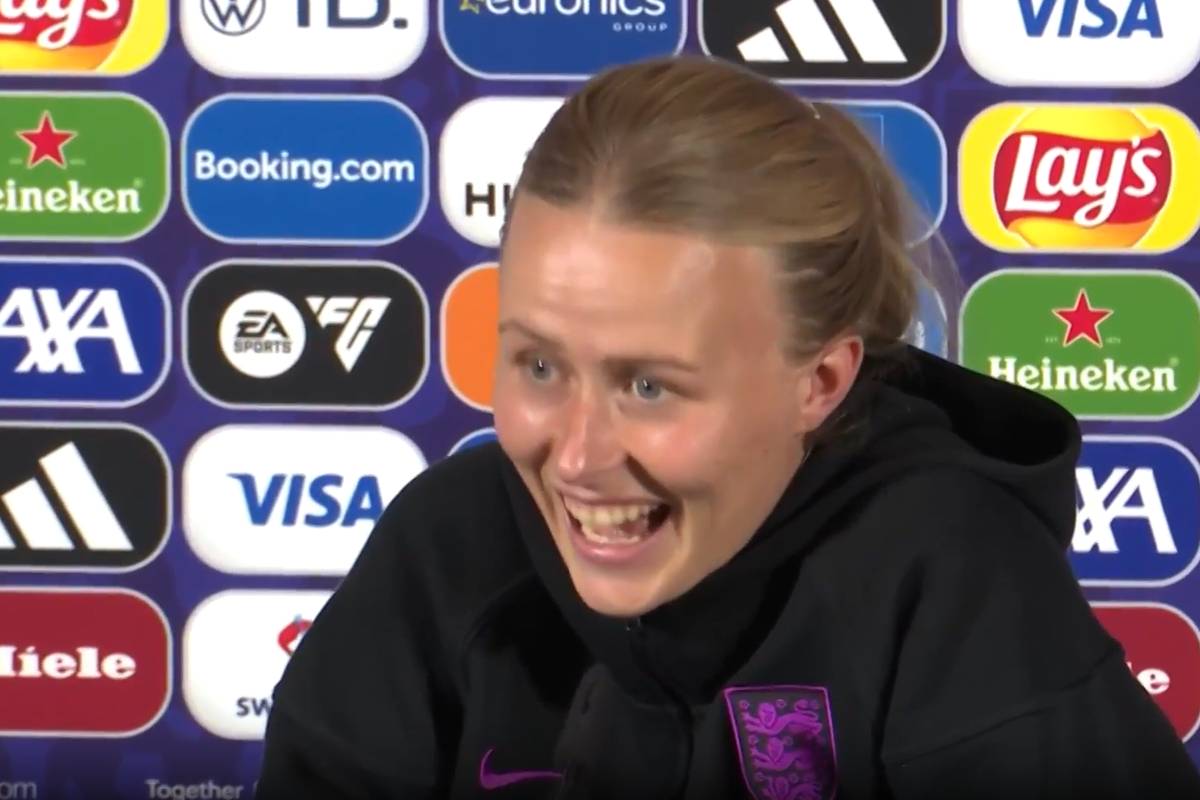 Es war ein ganz besonderer Abend für England-Torhüterin Hannah Hampton. Gerade erst parierte sie im Viertelfinale zwei Elfmeter gegen Schweden. Was dann auf der anschließenden Pressekonferenz geschah, setzte dem Ganzen die Krone auf.
