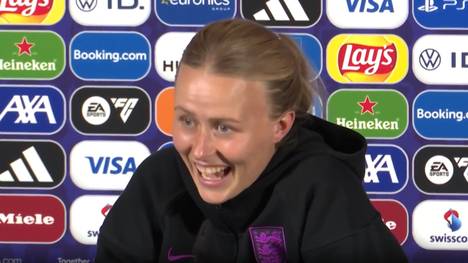 Es war ein ganz besonderer Abend für England-Torhüterin Hannah Hampton. Gerade erst parierte sie im Viertelfinale zwei Elfmeter gegen Schweden. Was dann auf der anschließenden Pressekonferenz geschah, setzte dem Ganzen die Krone auf.