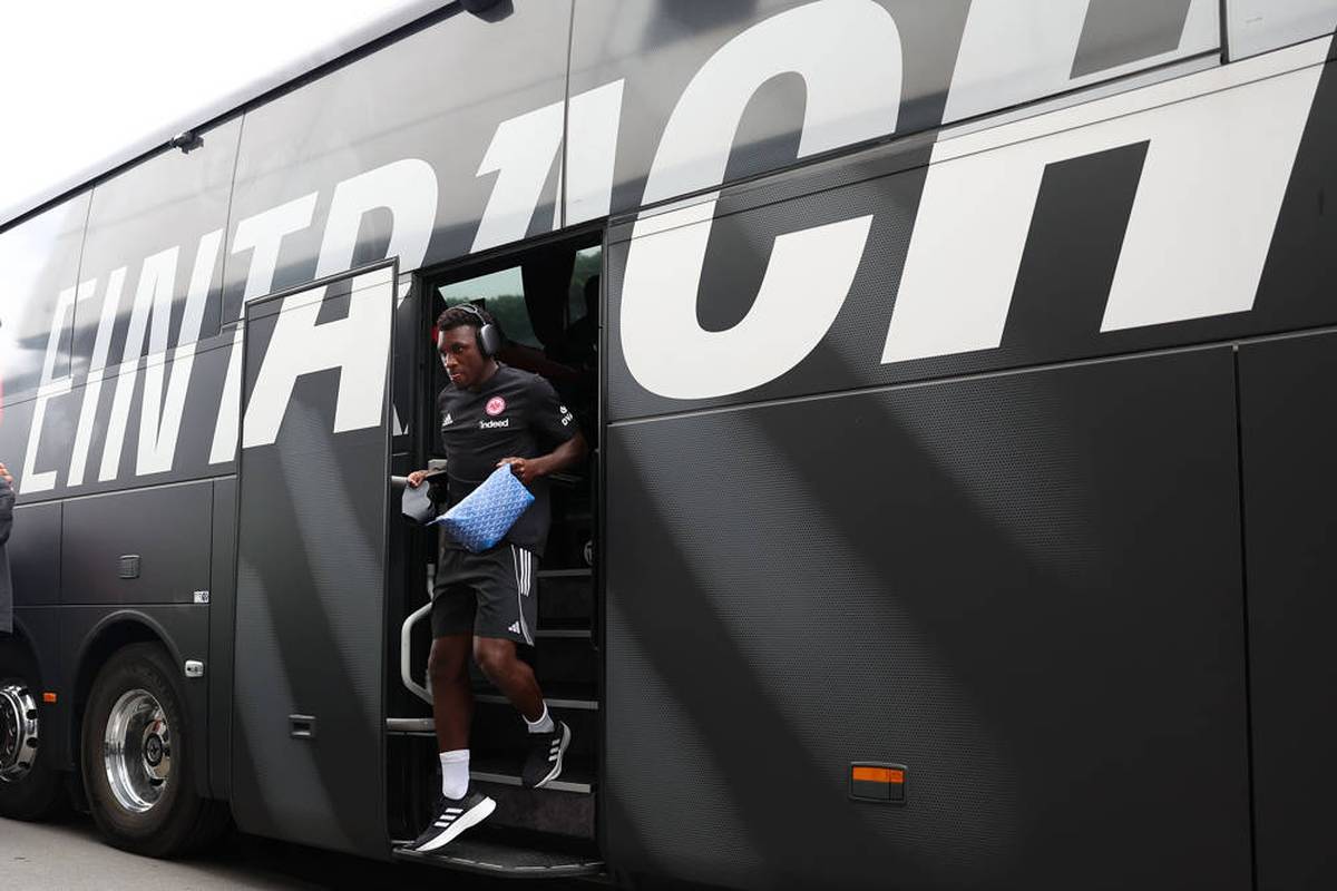 Transfer geplatzt! Star muss zurück nach Frankfurt