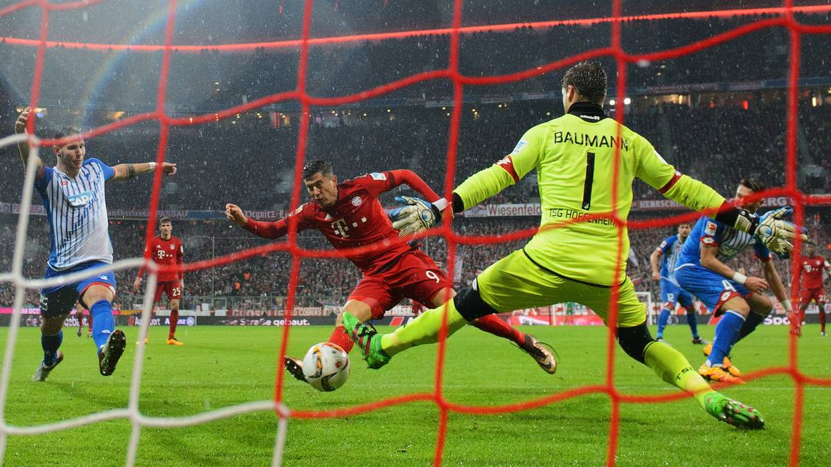 Je einmal vor und nach der Pause trifft der Pole. Beim ersten Tor stelzt er mit dem ganz langen rechten Bein einen Querpass von Douglas Costa über die Linie