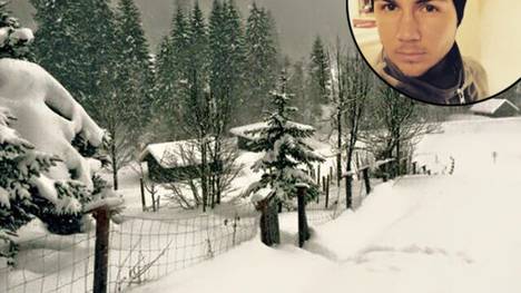Was für eine Aussicht: Mario Götze genießt seine freie Zeit im Schnee. 