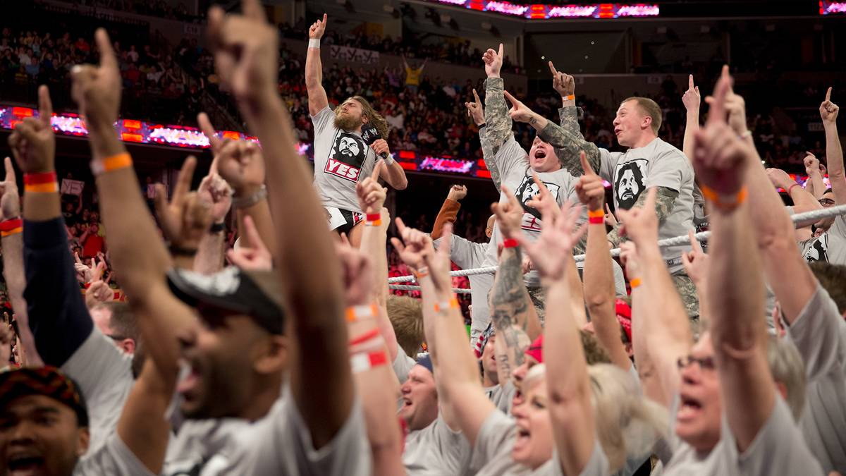10. MÄRZ 2014 - Das "Yes Movement" erobert RAW! Der von den WWE-Bossen vielfach betrogene Publikumsliebling Daniel Bryan versammelt seine Fans im Ring und setzt mit der Blockade durch, dass er die Chance auf ein WrestleMania-Titelmatch bekommt, die er dann auch nutzt und zum Champion aufsteigt