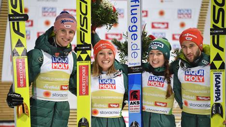 SKI-NORDIC-COMBINED-MIXED-TEAM-PODIUM Karl Geiger, Katharina Althaus, Markus Eisenbichler und Juliane Seyfarth feiern ihren Triumph im Team-Mixed