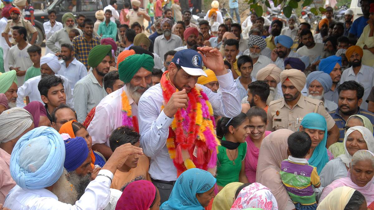 Im Draft 2015 will Mavs-Eigentümer Mark Cuban am liebsten eine Milliarde neuer Dallas-Fans dazu gewinnen und sichert sich die Dienste des ersten Inders in der NBA, Satnam Singh Bhamara. An 52. Stelle im Draft landen die Mavericks den PR-Coup