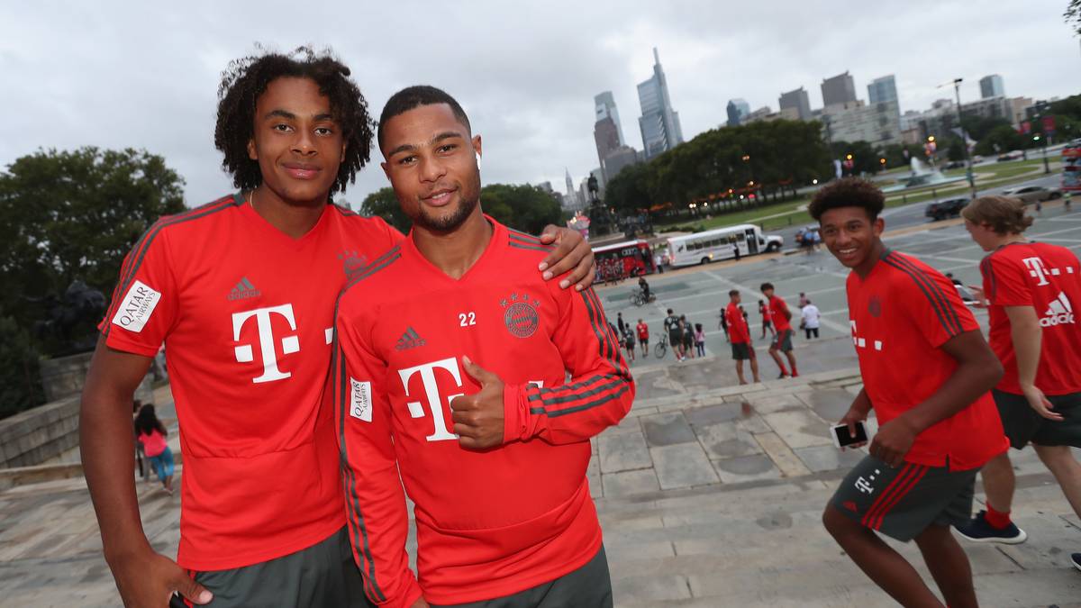 2017 kam Zirkzee (l. neben Serge Gnabry) von Feyernoord Rotterdam nach München. Mit nur 18 Jahren trainiert er nun bereits mit Stars und könnte auch seinem ersten Einsatz schon sehr nahe kommen
