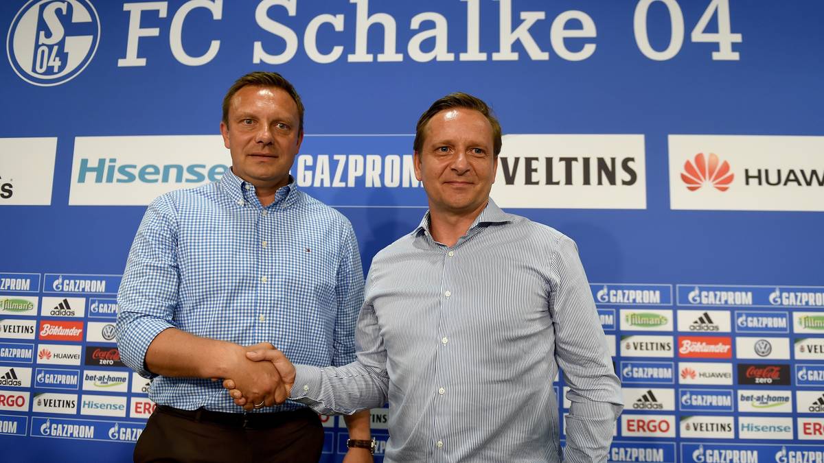 Heldt zieht mit Andre Breitenreiter eine echte Überraschung aus dem Hut. Der Aufstiegs- und Abstiegstrainer des SC Paderborn übernimmt Schalke zur Saison 2015/2016. Heldt leitet einen neuen Kurs ein. Vor Breitenreiter bekommt Heldt von Augsburgs Trainer Markus Weinzierl eine Absage. Mit Breitenreiter soll nun alles besser werden. Heldt muss sich an dieser Entscheidung messen lassen