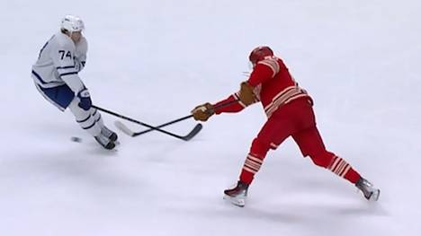 Moritz Seider erzielt im Spiel gegen die Toronto Maple Leafs einen sehenswerten Treffer und hat damit großen Anteil daran, dass die Partie in die Overtime geht. Dort fällt die Entscheidung auf kuriose Weise.