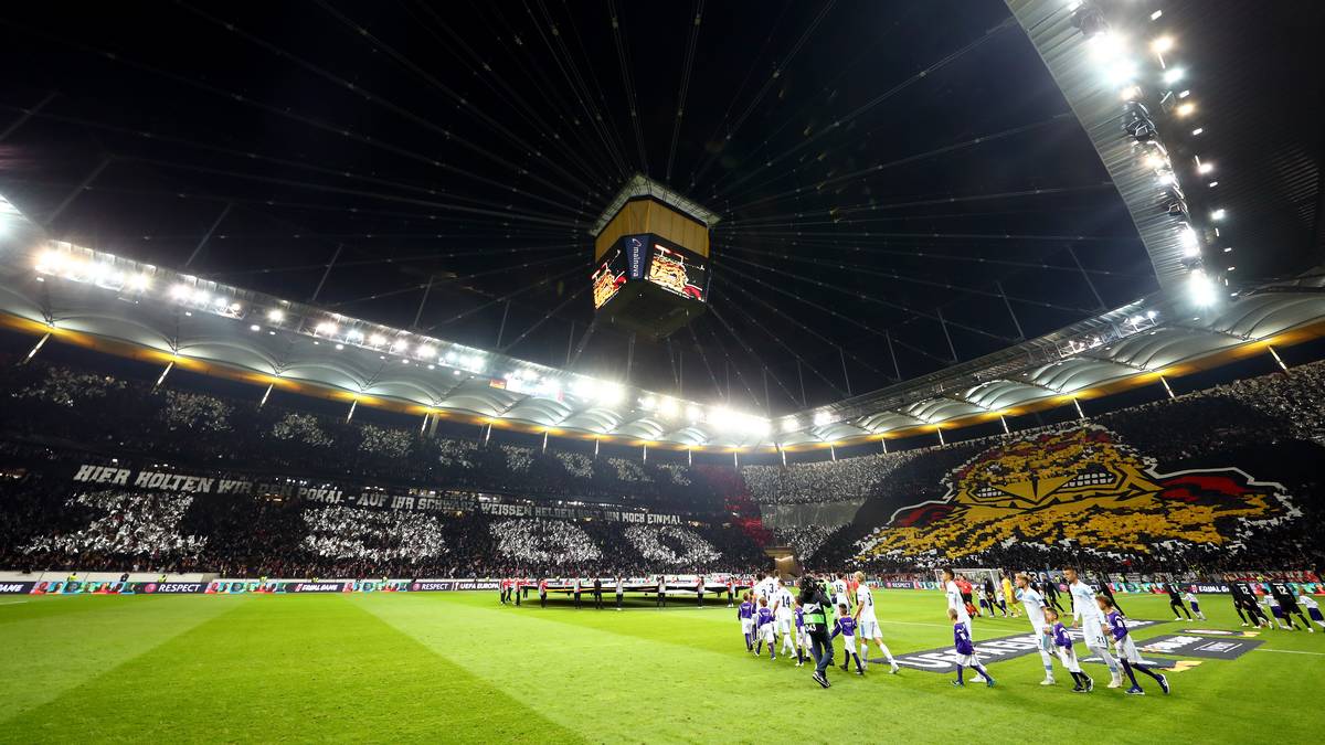 Vor dem zweiten Gruppenspiel gegen Lazio Rom erinnern die Anhänger der Hessen an den größten internationalen Erfolg. Aus silbernen Fahnen entsteht auf der Gegengerade die Jahreszahl 1980, damals holte die Eintracht im Finale gegen Borussia Mönchengladbach den UEFA-Cup