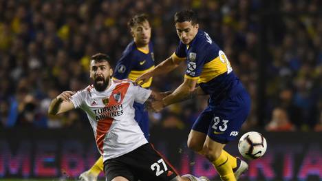 Ivan Marcone (Boca Juniors) und Lucas Pratto (River Plate) schenkten sich im Zweikampf nichts