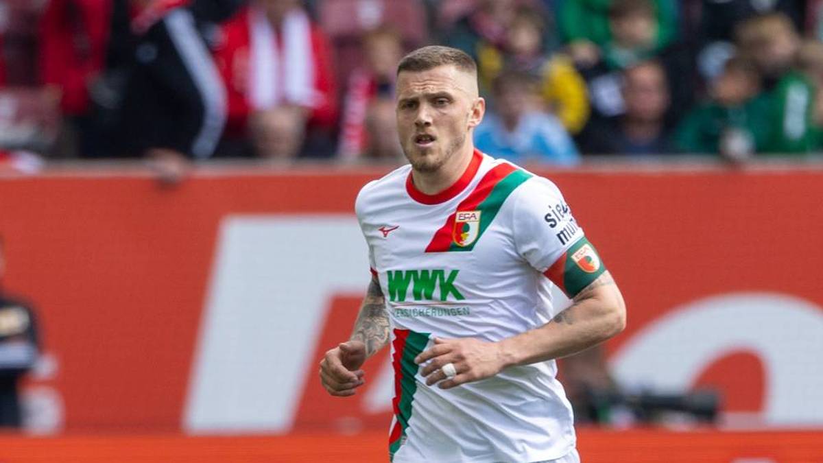 FC Augsburg: Jeffrey Gouweleeuw bleibt auch in der neuen Saison FCA-Kapitän. Der 34-Jährige spielt seit 2016 in Augsburg und wurde erneut zum Kapitän ernannt.