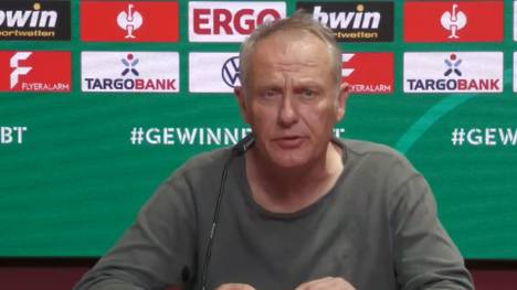Freiburg steht im Pokal-Halbfinale, aber hat in der laufenden Saison noch nie vor der 87. Minute in Führung gelegen. Trainer Christian Streich wird mit diesem Fakt von einem Reporter überrascht.