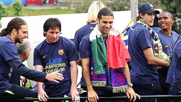 In seinen ersten beiden Spielzeiten mit Barcelona gewinnt Messi (2.v.l.) jeweils die spanische Meisterschaft. 2005 wird der damals erst 18-Jährige erstmals als Argentiniens Fußballer des Jahres geehrt