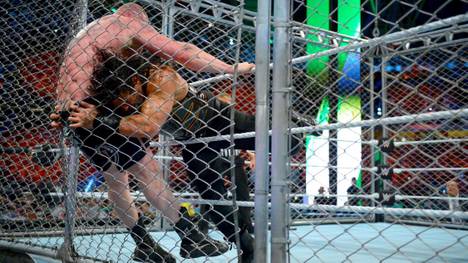 Roman Reigns beförderte Brock Lesnar beim Greatest Royal Rumble durch die Käfigwand