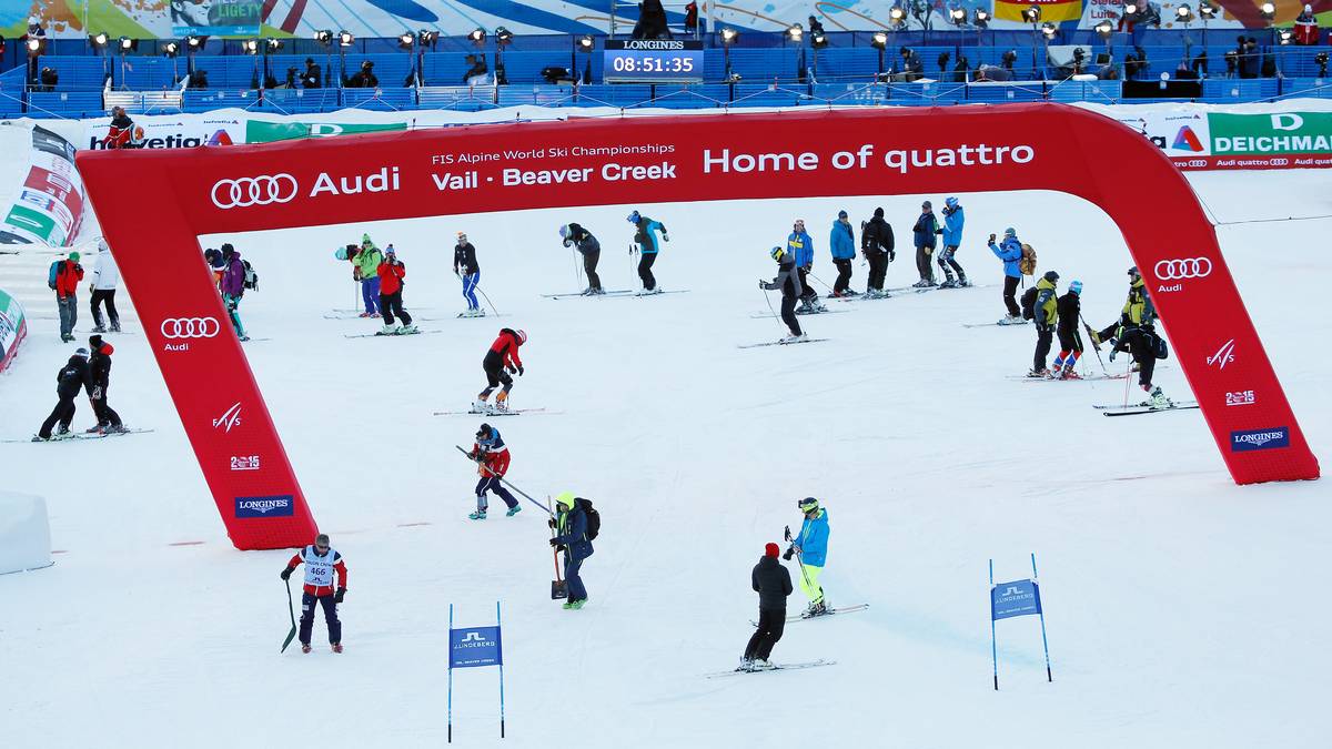 Vor dem Start des Herren-Riesenslaloms bei der WM in Vail/Beaver Creek ist die Zieleinfahrt eine etwas schiefe Sache - aber gewollt natürlich. Das nennt man dann wohl Modern Style.