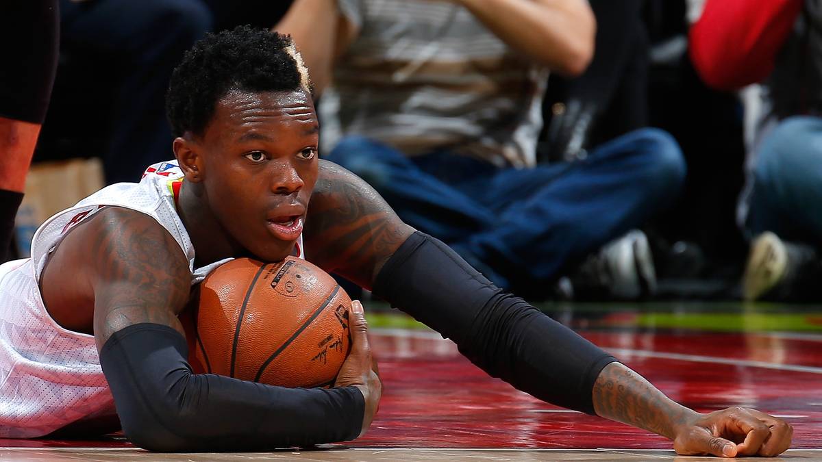 Dennis Schröder geht hier auf Nummer sicher, dass ihm niemand den Ball klaut, nachdem er sich zuvor fünf Turnover leistet