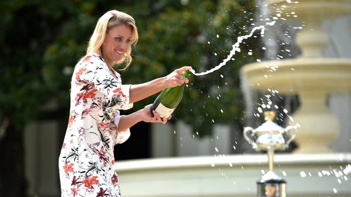 2016 ändert sich dann alles: Kerber spielt ein absolutes Traumjahr. Das Tennis-Märchen der damals 28-Jährigen beginnt mit ihrem sensationellen Triumph bei den Australian Open. Im Finale von Melbourne schlägt die Linkshänderin Serena Williams in drei Sätzen. Einziger Tiefpunkt: die Erstrundenniederlage in Roland Garros