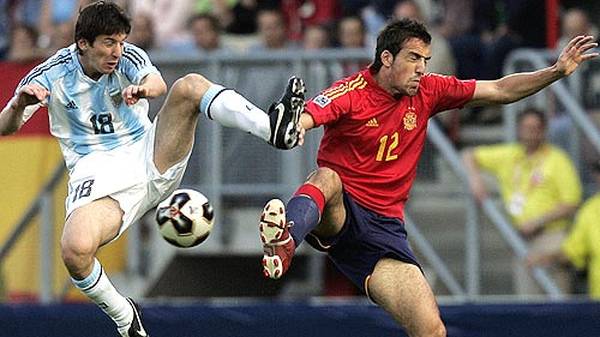 Bei der U-20-WM 2005 wird Messi (l., gegen Spanien) mit sechs Treffern Torschützenkönig und zum besten Spieler des Turniers gewählt.