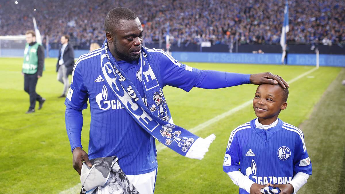 Auf die Ehrenrunde durch die Arena gehen Vater und Sohn dann wieder gemeinsam