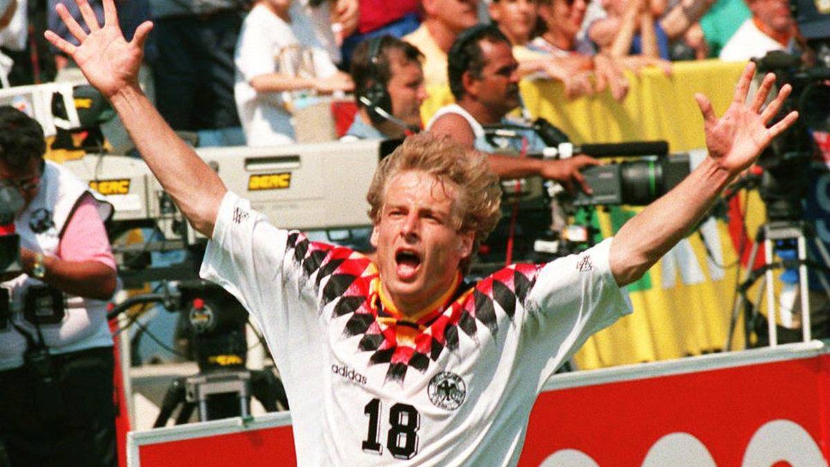 WM 1994: DEUTSCHLAND - BOLIVIEN 1:0 - Jürgen Klinsmann sei Dank! Das DFB-Team kann bei der WM in den USA den Weltmeister-Fluch brechen. Mit wenig Glanz, aber viel Kampf setzt sich Deutschland in Chicago mit 1:0 durch