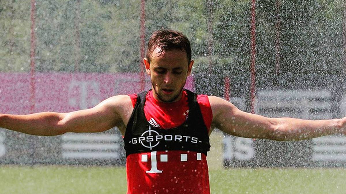 Das Training an der Säbener Straße ist bisweilen eine feucht-fröhliche Angelegenheit. Bei Temperaturen knapp unter 40 Grad nimmt Rafinha die Abkühlung gerne an