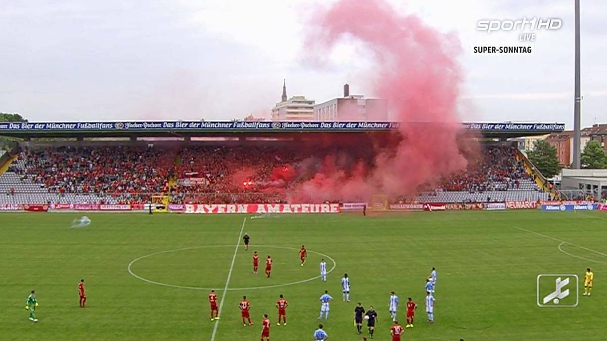 Pyrotechnik beim Derby FC Bayern gegen 1860 München