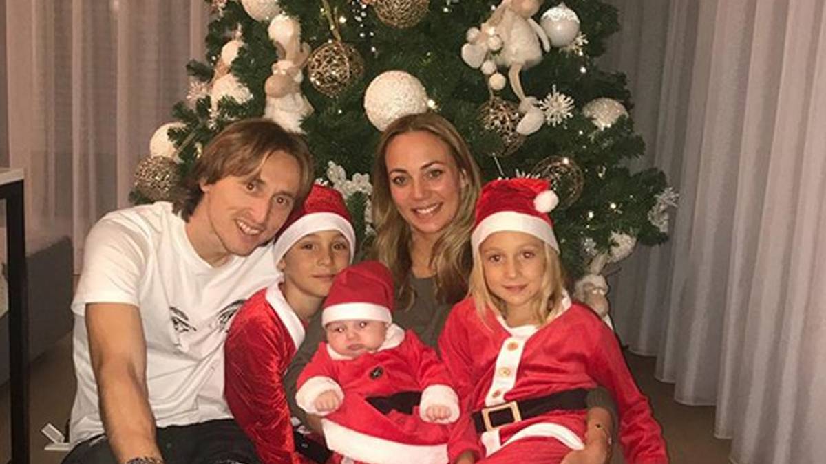Real-Star Luka Modric vereint seine "Weihnächtsmännchen" unterm Tannenbaum