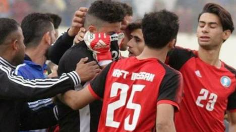 Nach dem Spiel wird Alaa Ahmed von seinen Teamkollegen getröstet