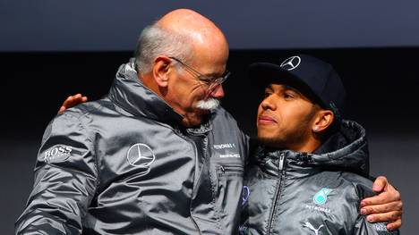 Daimler-Boss Dieter Zetsche freut sich mit Lewis Hamilton