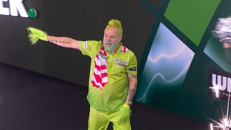 Peter Wright sorgt mit seinem Walk-On im Ally Pally direkt für weihnachtliche Stimmung und kommt mit einem Grinch-Outfit auf die Bühne.