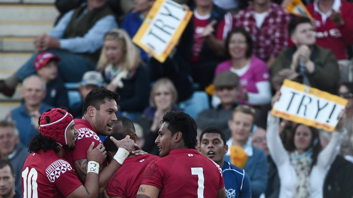 Am Ende springt für Tonga ein klarer 35:21-Sieg heraus. Die Fans sind begeistert