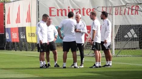 Jose Mourinho hat seine erste Trainingseinheit als Cheftrainer von Benfica Lissabon absolviert. 